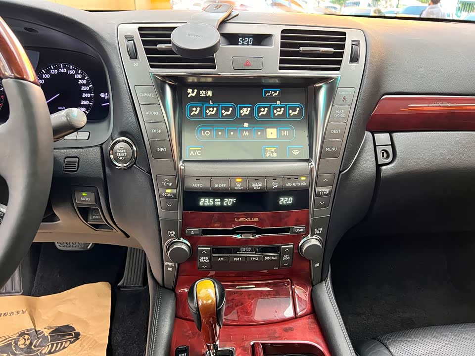 Lexus LS