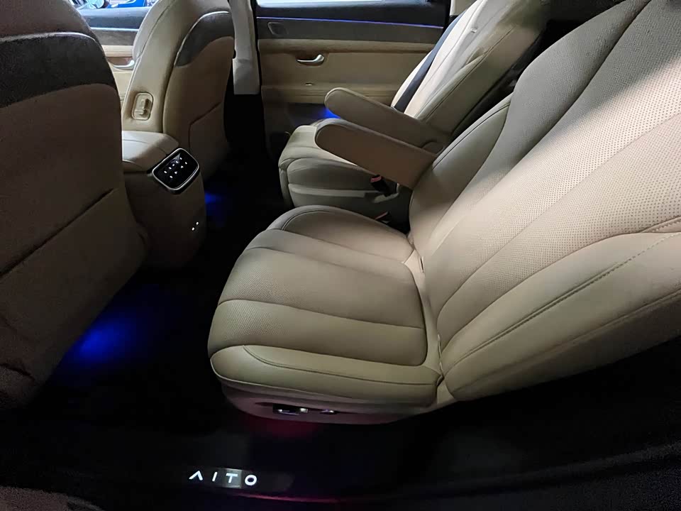 AITO Ask the world M7