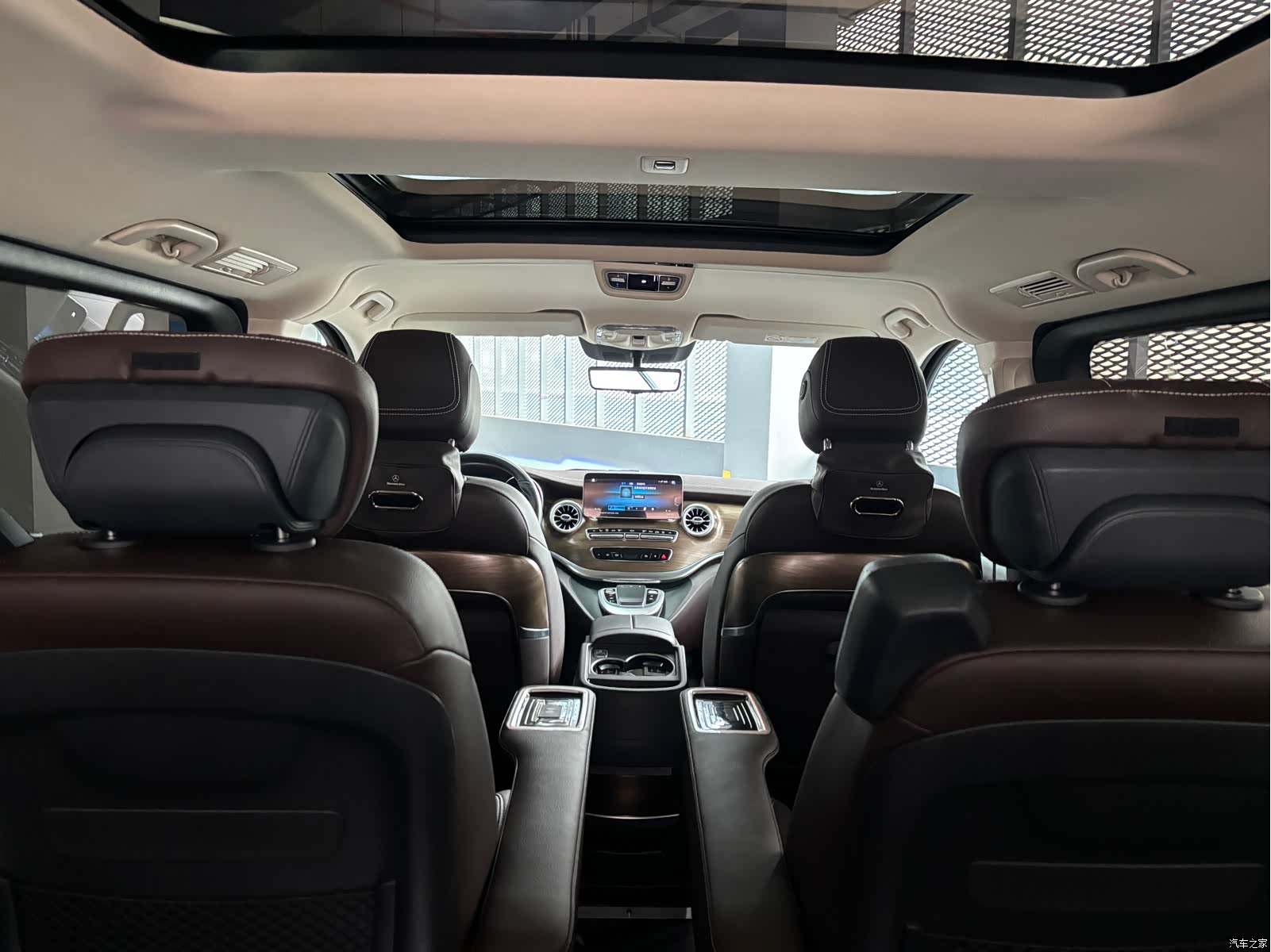 Mercedes-Benz V-Class, 2024 17