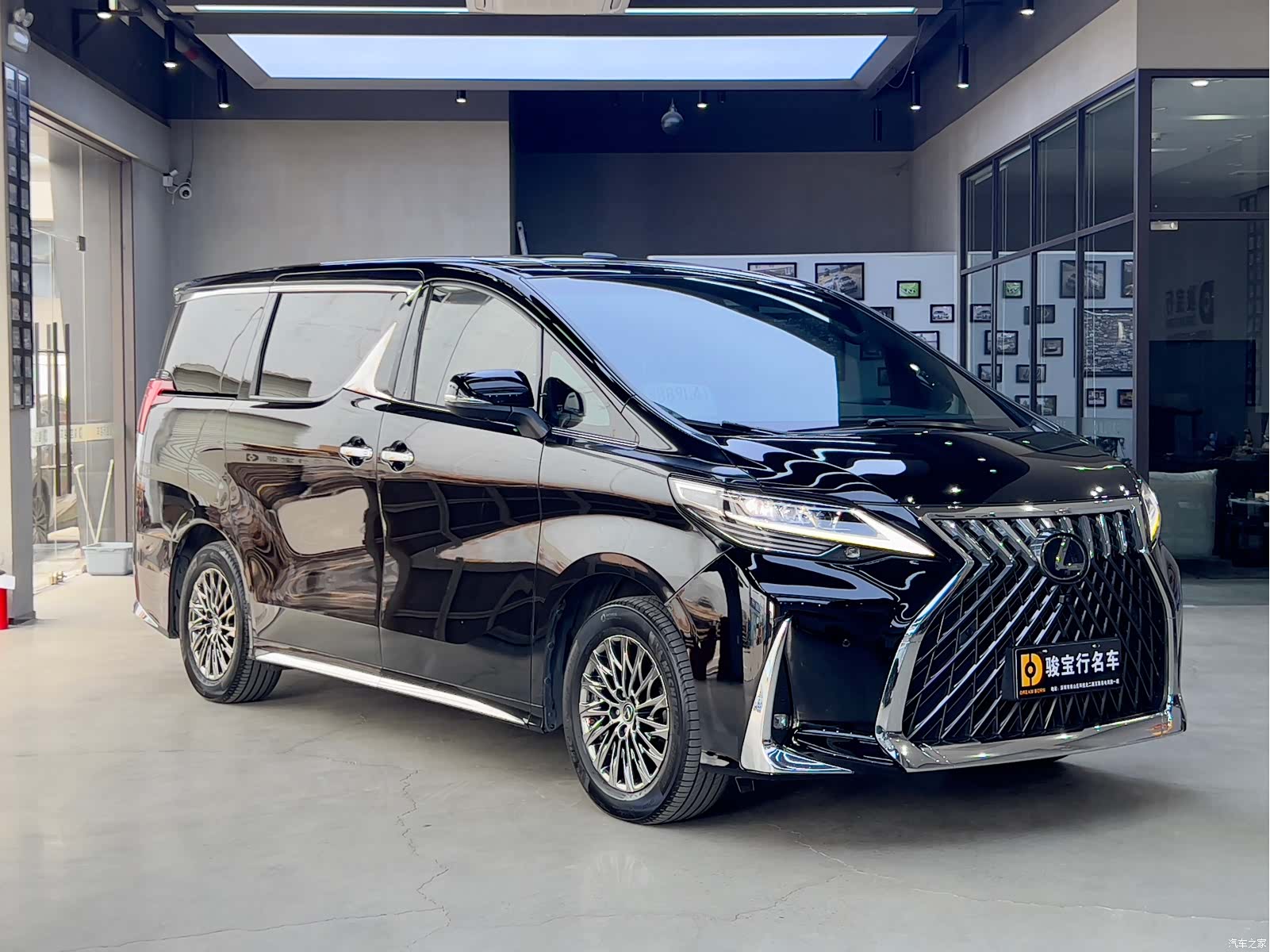 Lexus LM, 2022 3