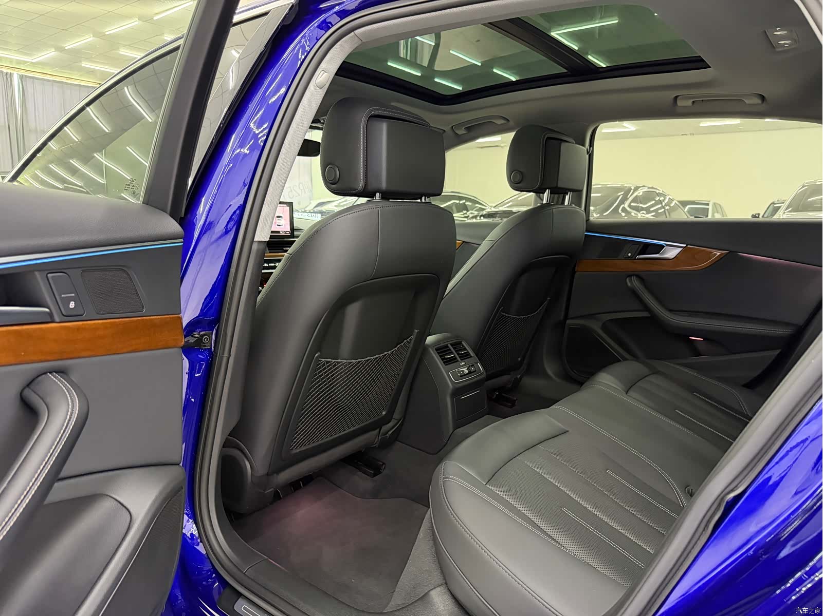 Audi A4L, 2020 все фото