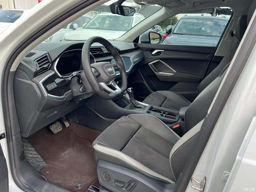 Audi Q3, 2022 11