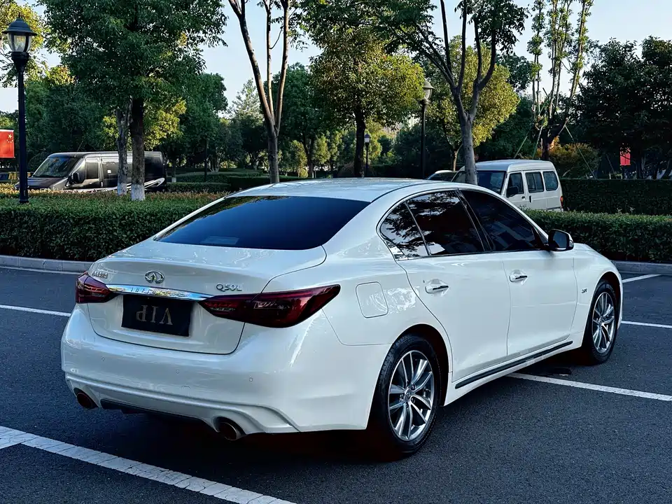 Infiniti Q50L