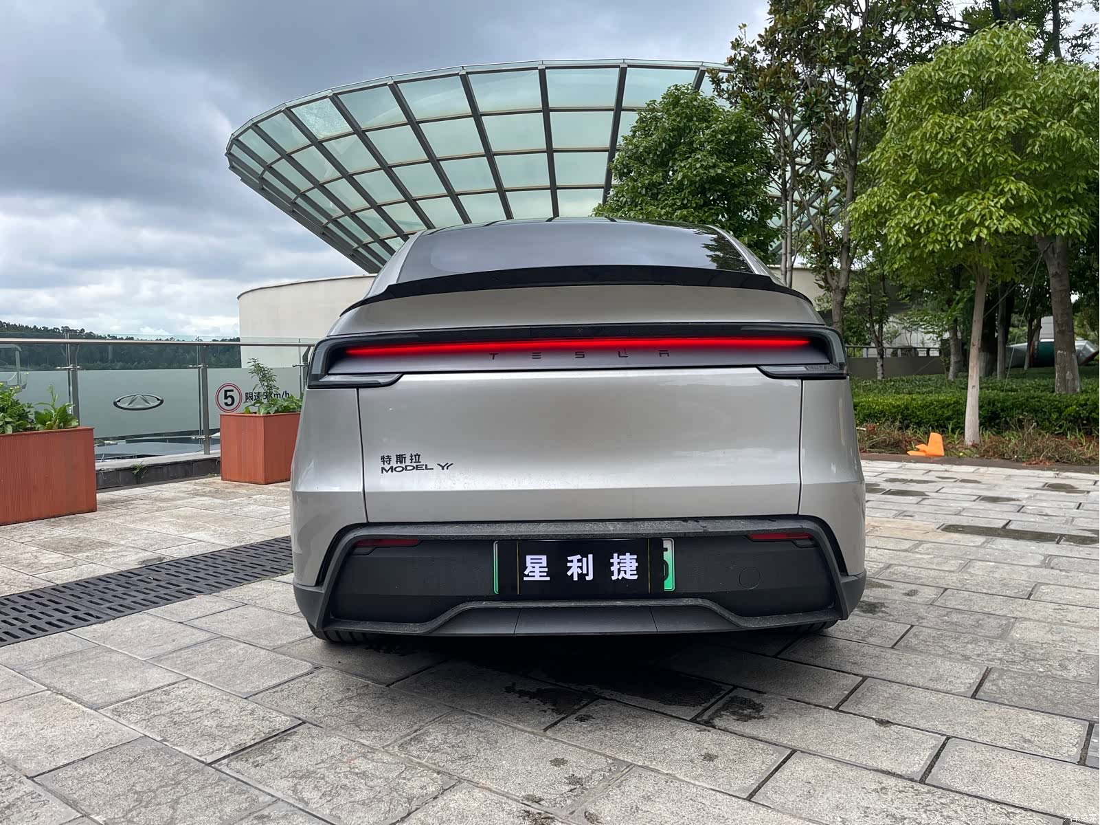Tesla Model Y, 2025 6