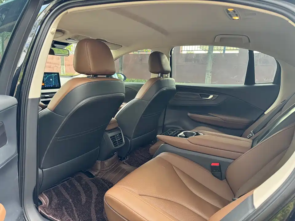 Hongqi E-QM5