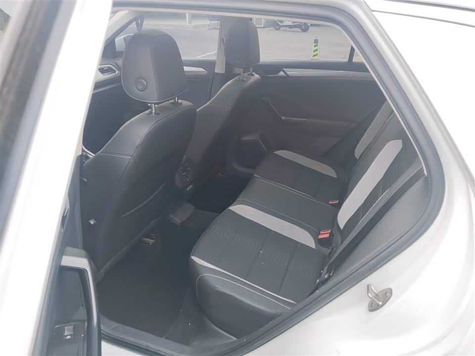 Volkswagen T-ROC exploring Songs