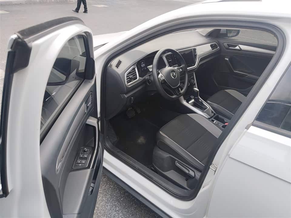 Volkswagen T-ROC exploring Songs