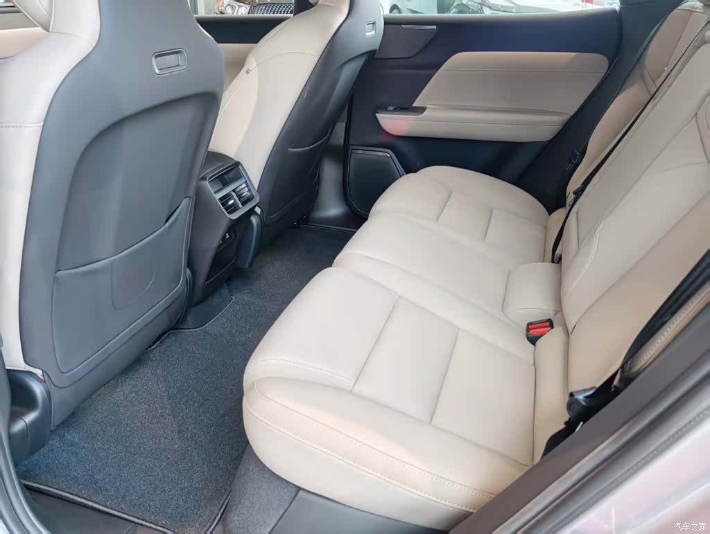 Volvo XC70, 2026 14