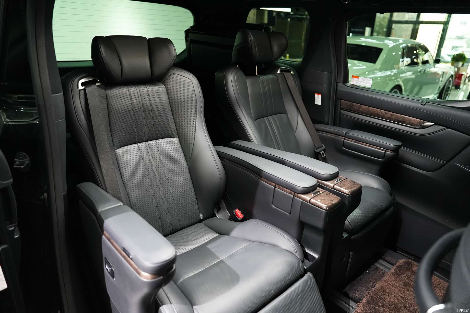 Toyota Alphard, 2022 29
