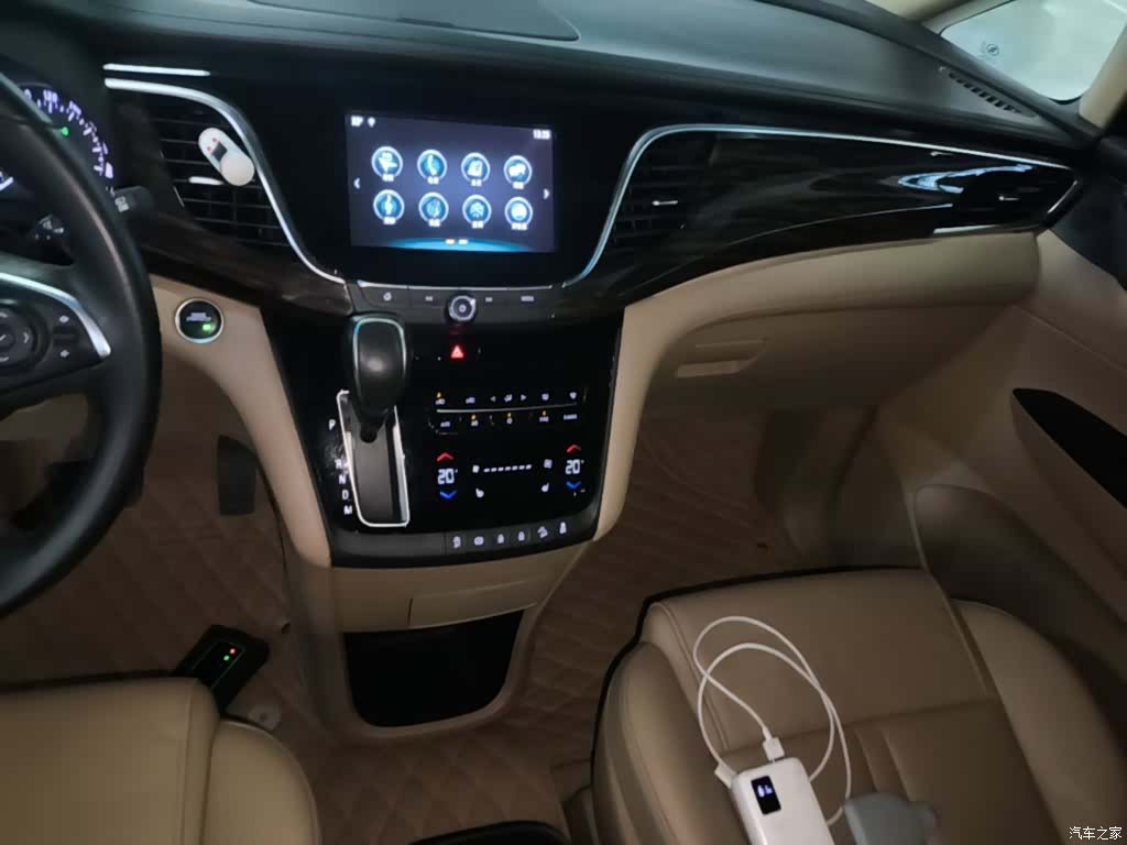 Buick GL8, 2017 13