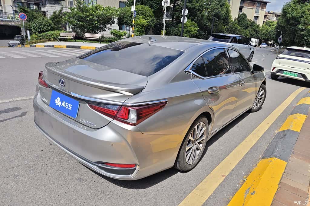 Lexus ES, 2021 3
