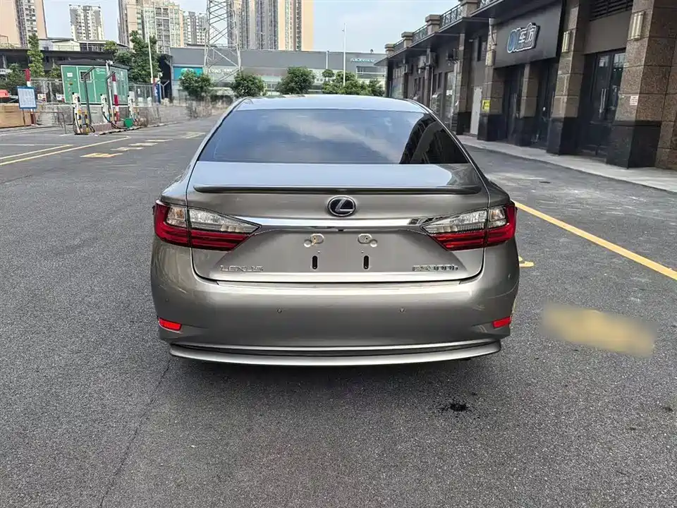 Lexus ES