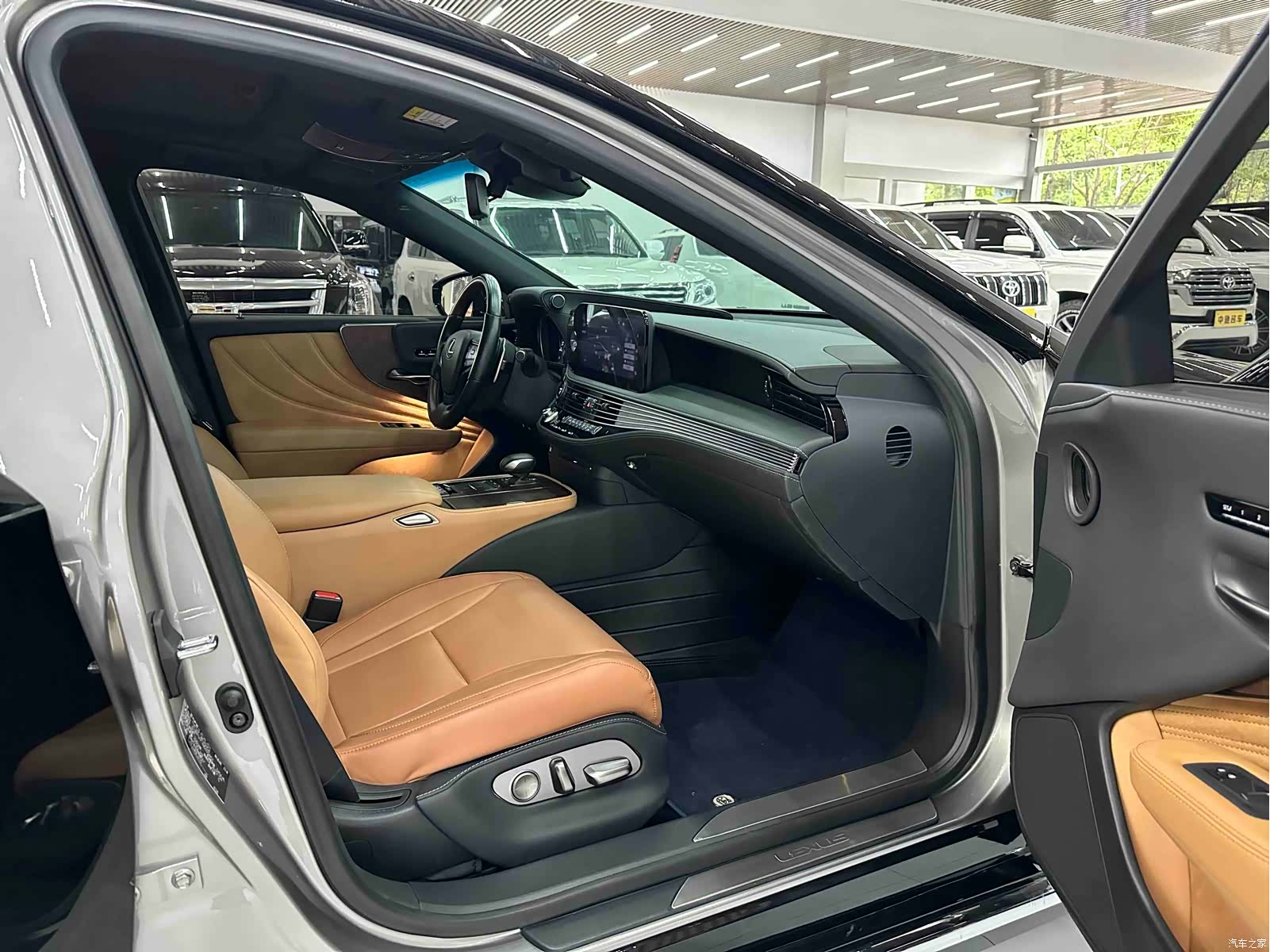 Lexus LS, 2022 7
