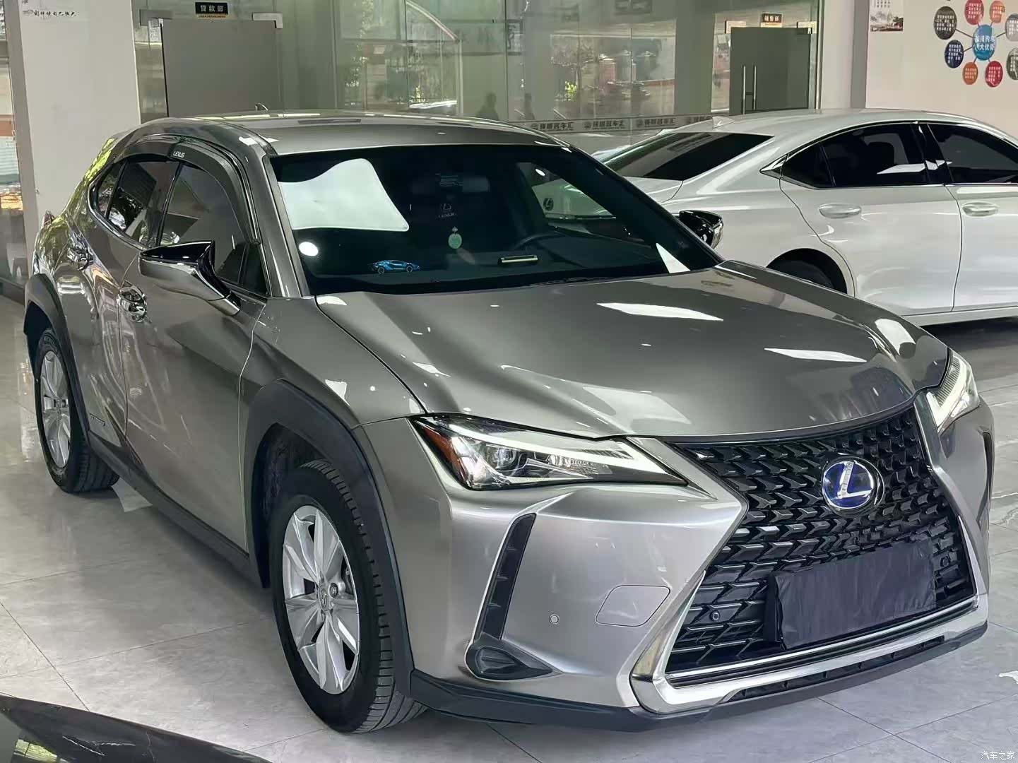 Lexus UX, 2021 3