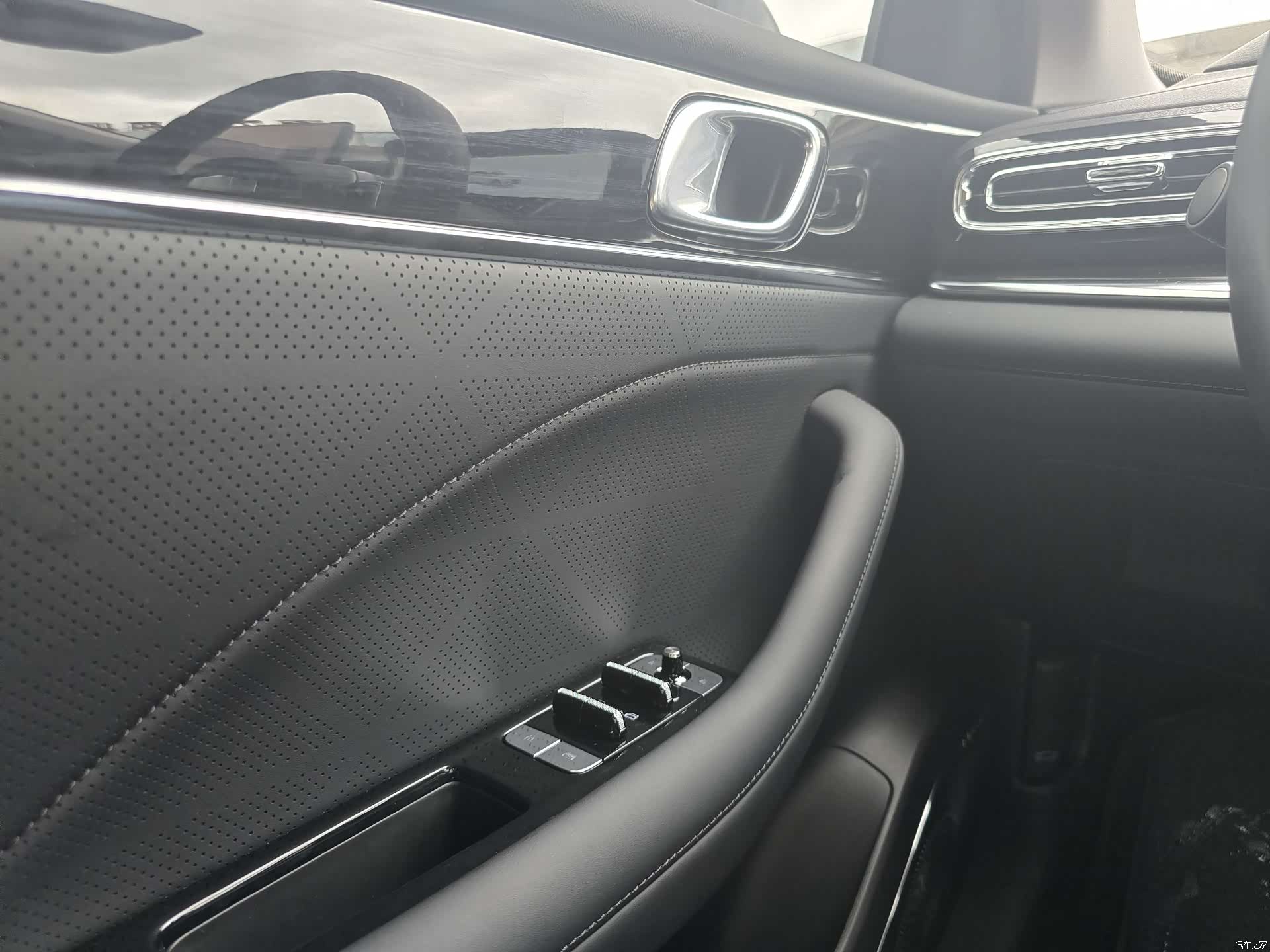 Geely Emgrand, 2026 15