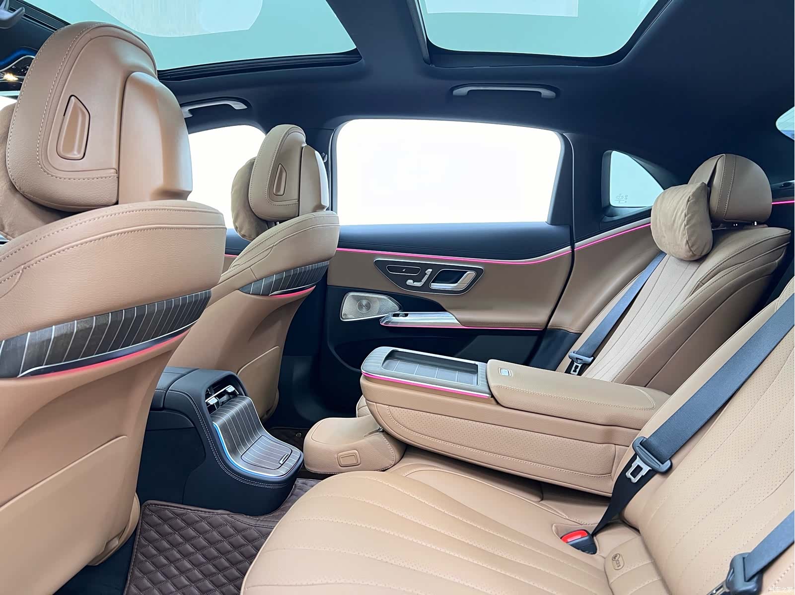 Mercedes-Benz E-Class, 2024 14