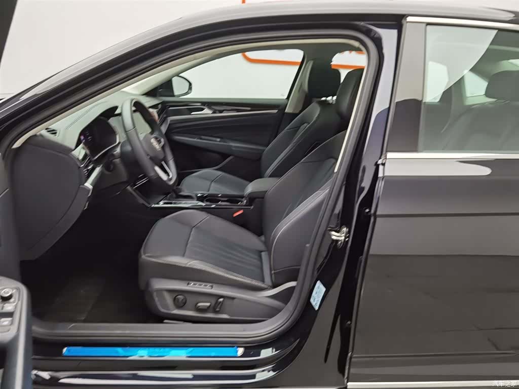 Volkswagen Passat, 2025 10