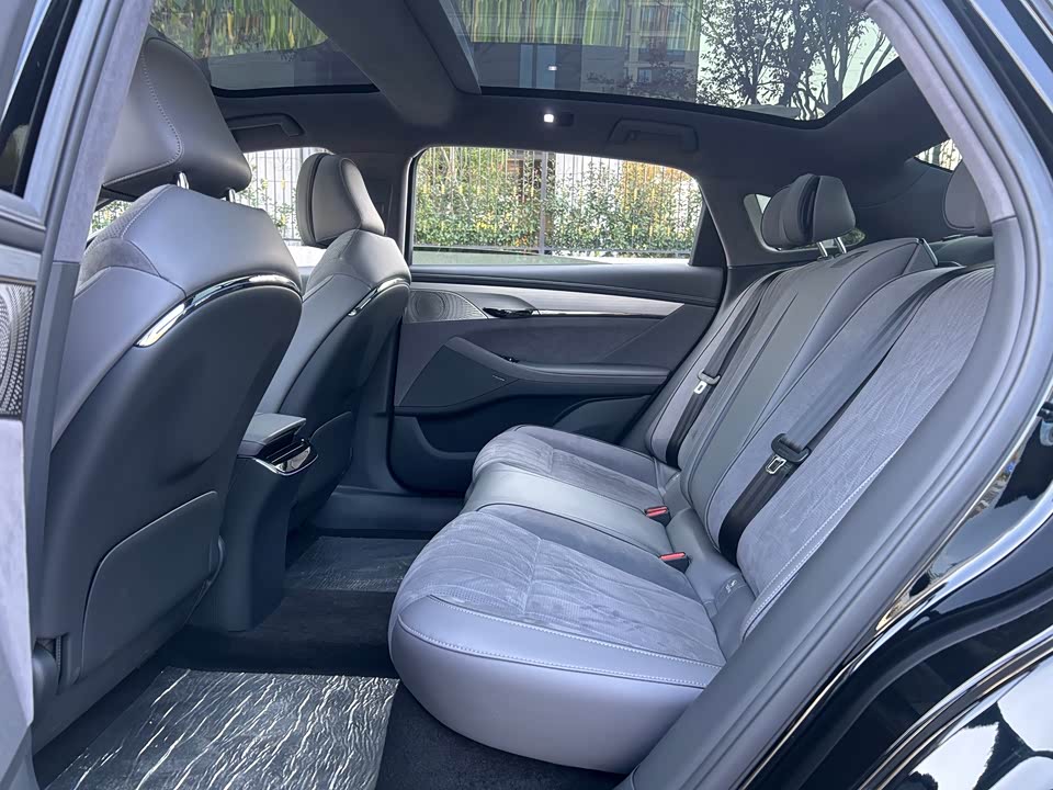 VOYAH Lantu chasing light