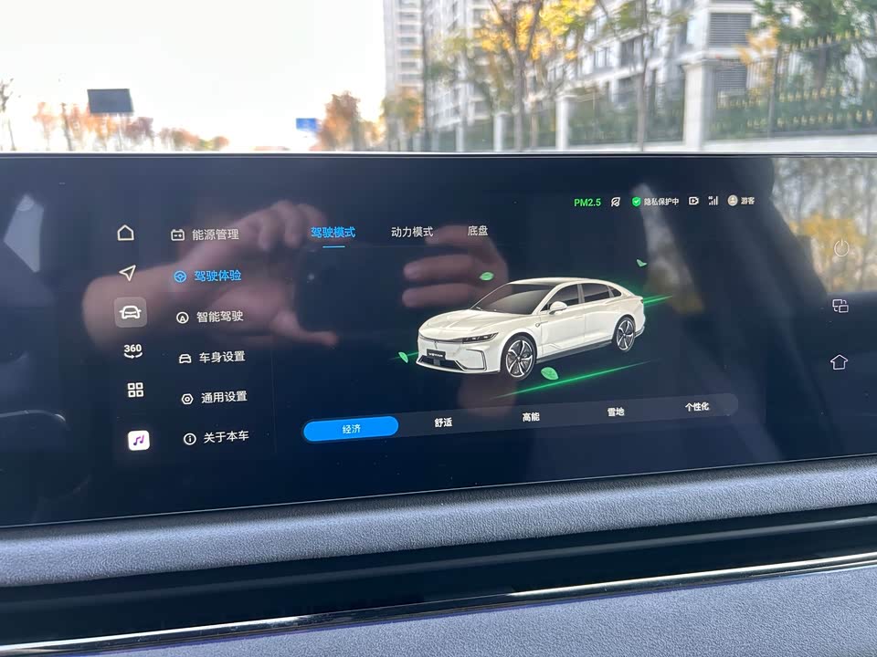 VOYAH Lantu chasing light