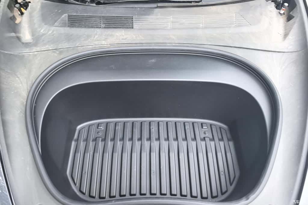 Tesla Model 3, 2025 10
