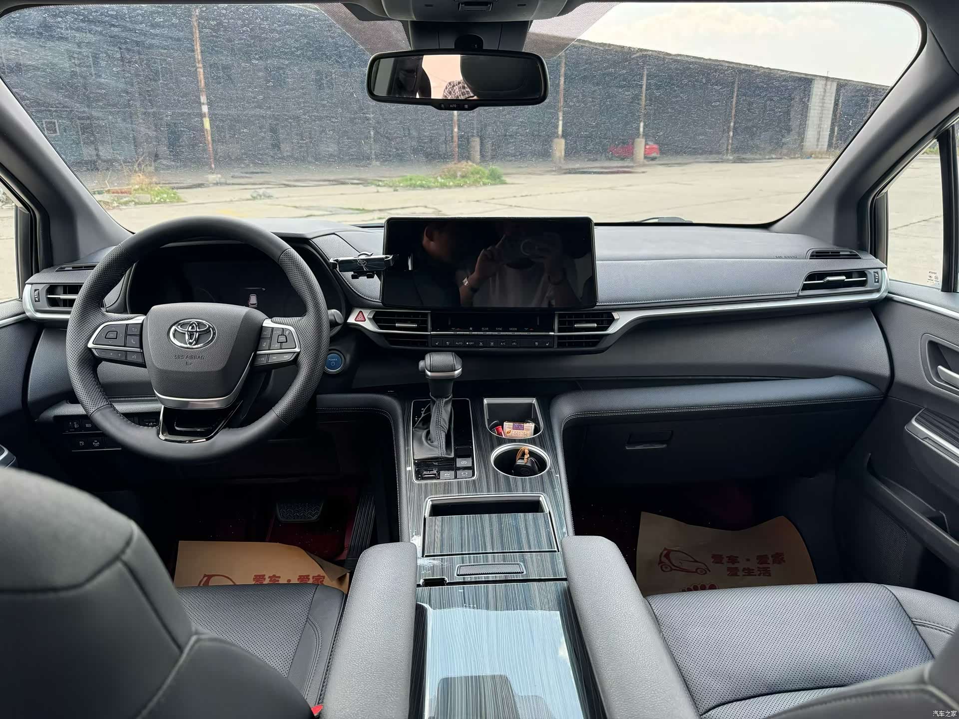 Toyota Sienna, 2023 все фото