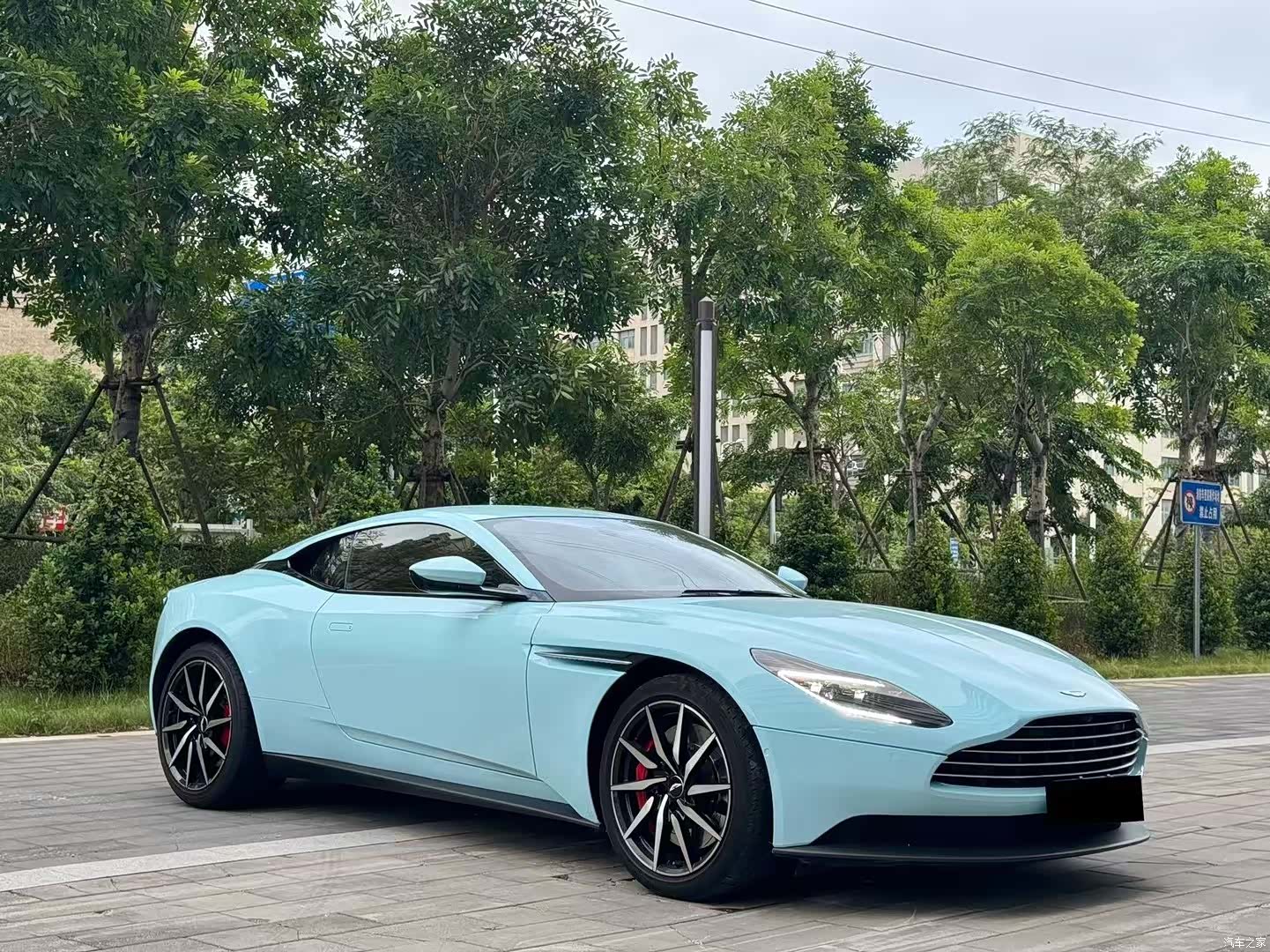 Aston Martin DB11, 2019 3