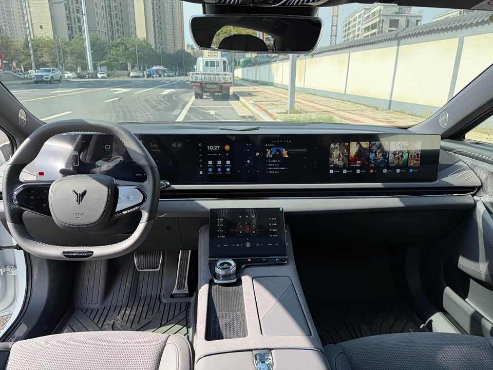 VOYAH Lantu chasing light