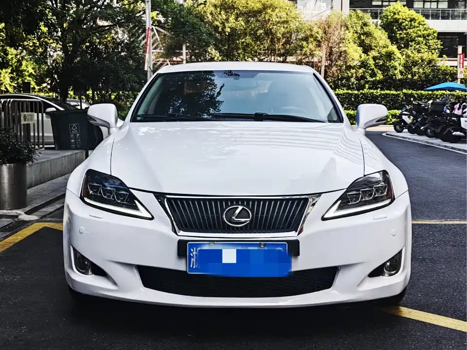 Lexus IS