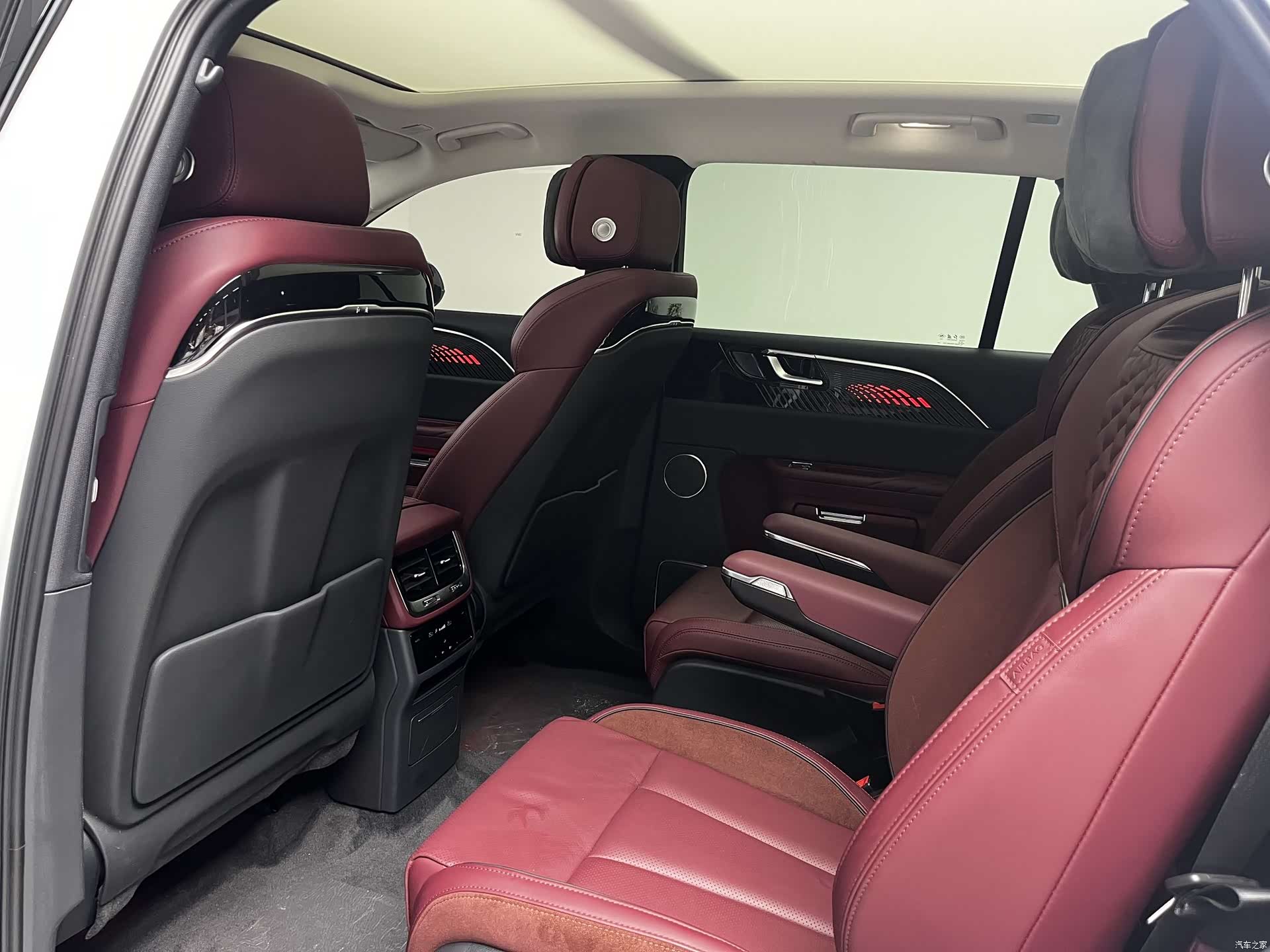 Hongqi E-HS9, 2023 11