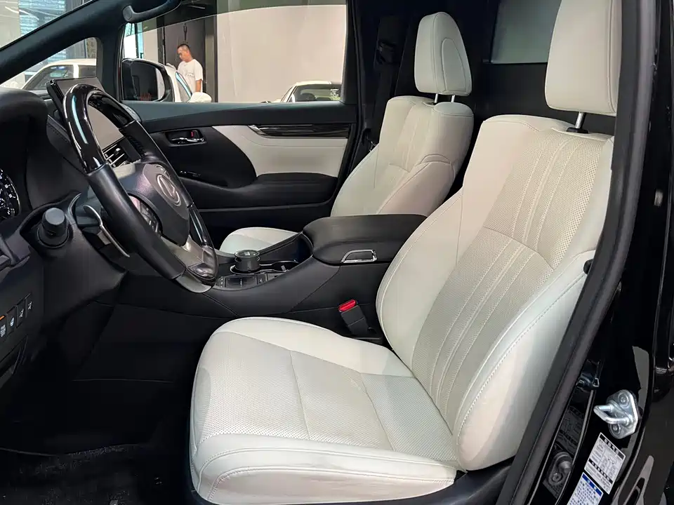 Lexus LM