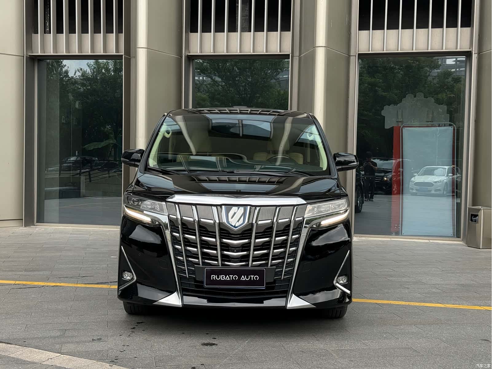 Toyota Alphard, 2019 все фото