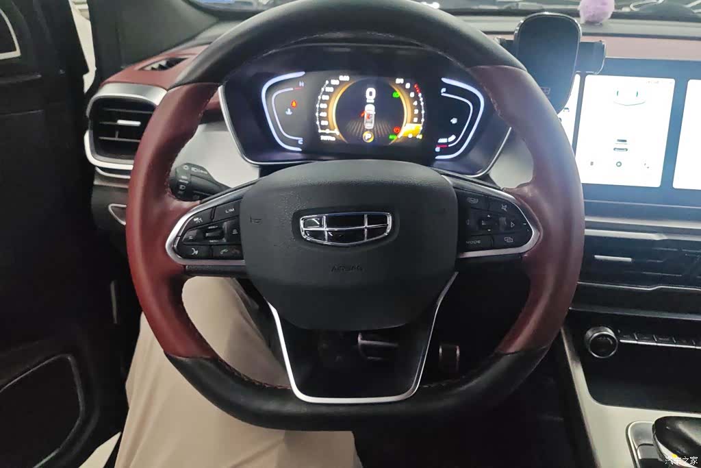 Geely Coolray, 2022 15