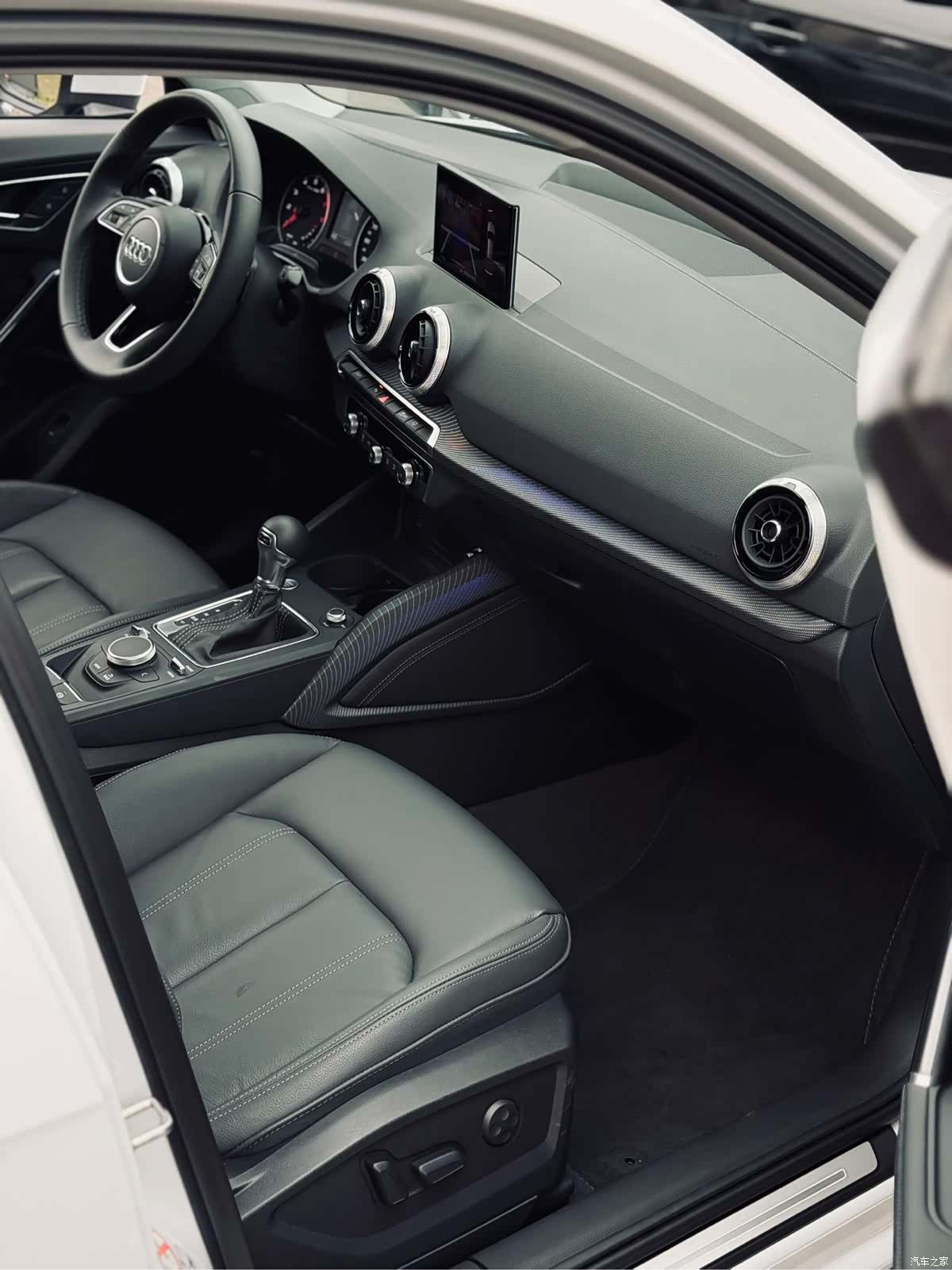 Audi Q2L, 2024 3