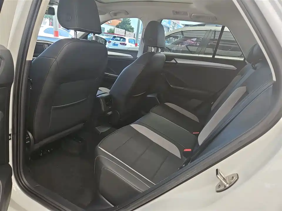 Volkswagen T-ROC exploring Songs
