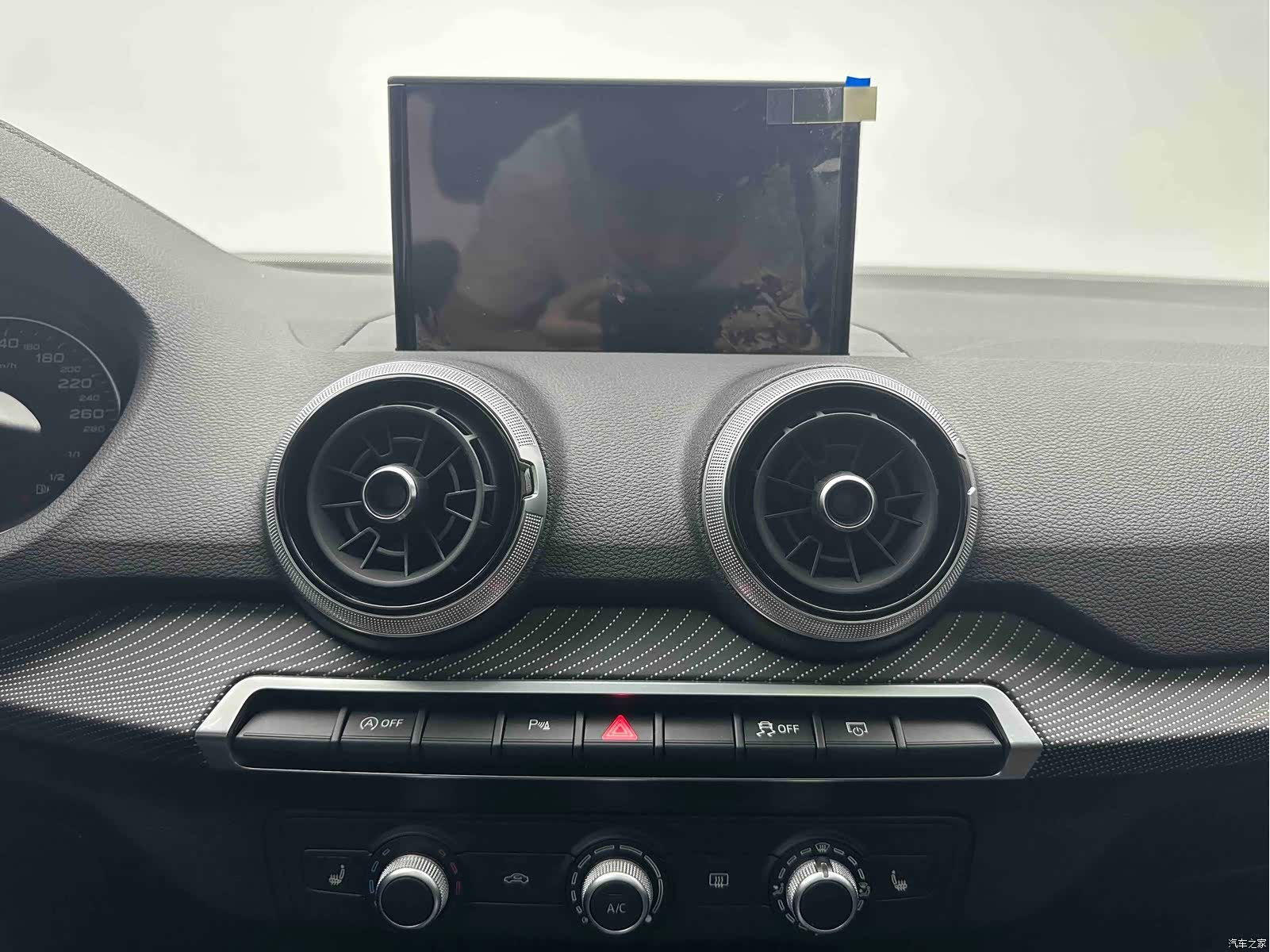 Audi Q2L, 2023 14