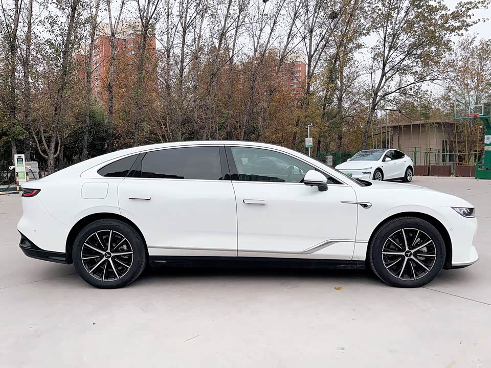 VOYAH Lantu chasing light