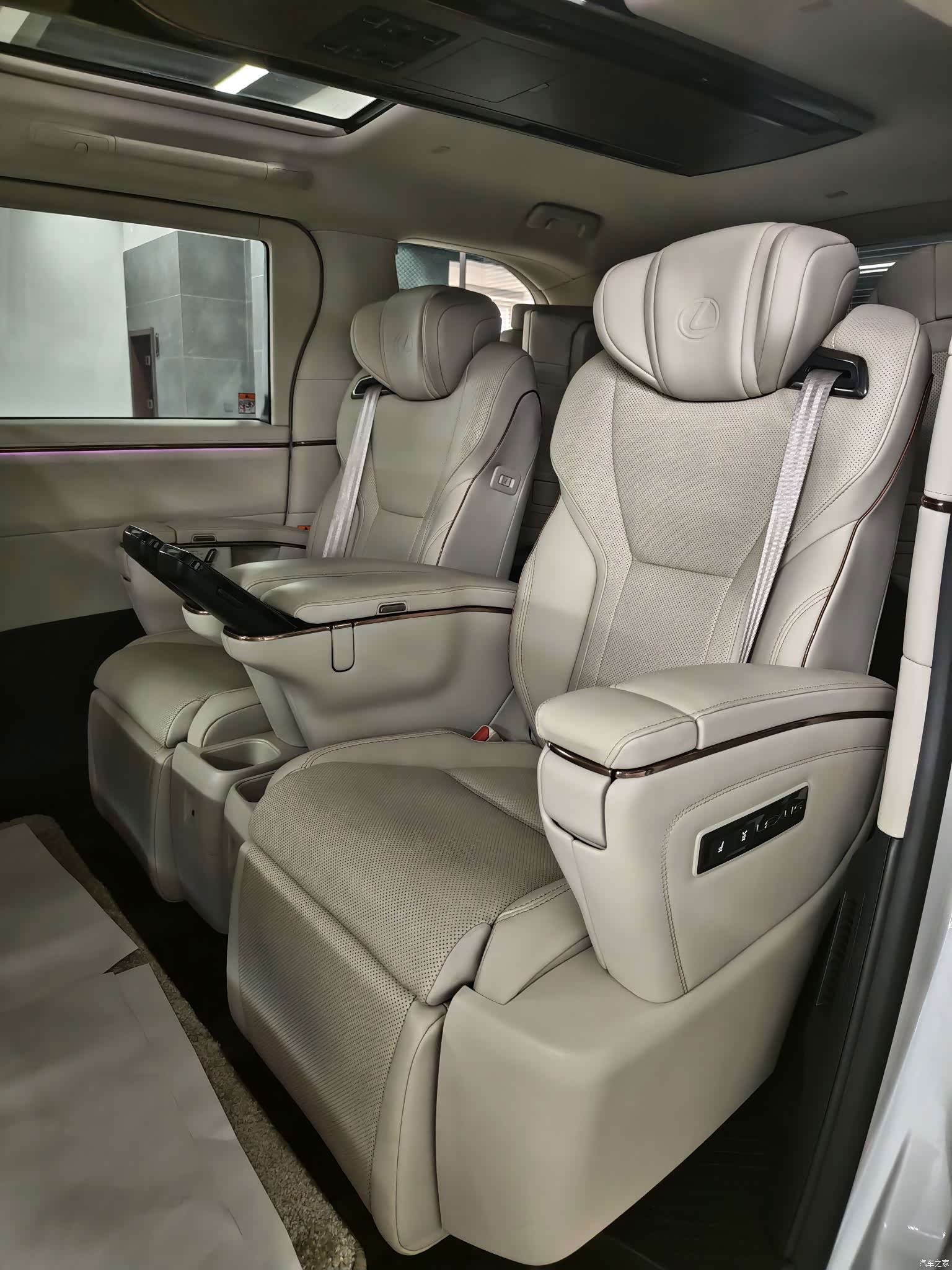 Lexus LM, 2024 9