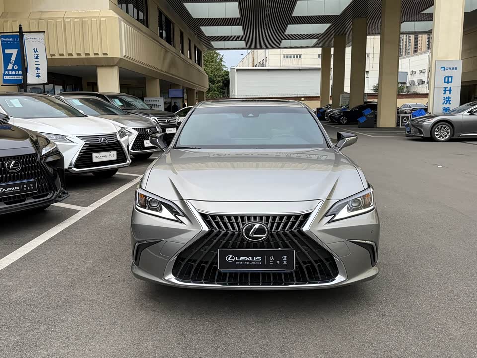 Lexus ES