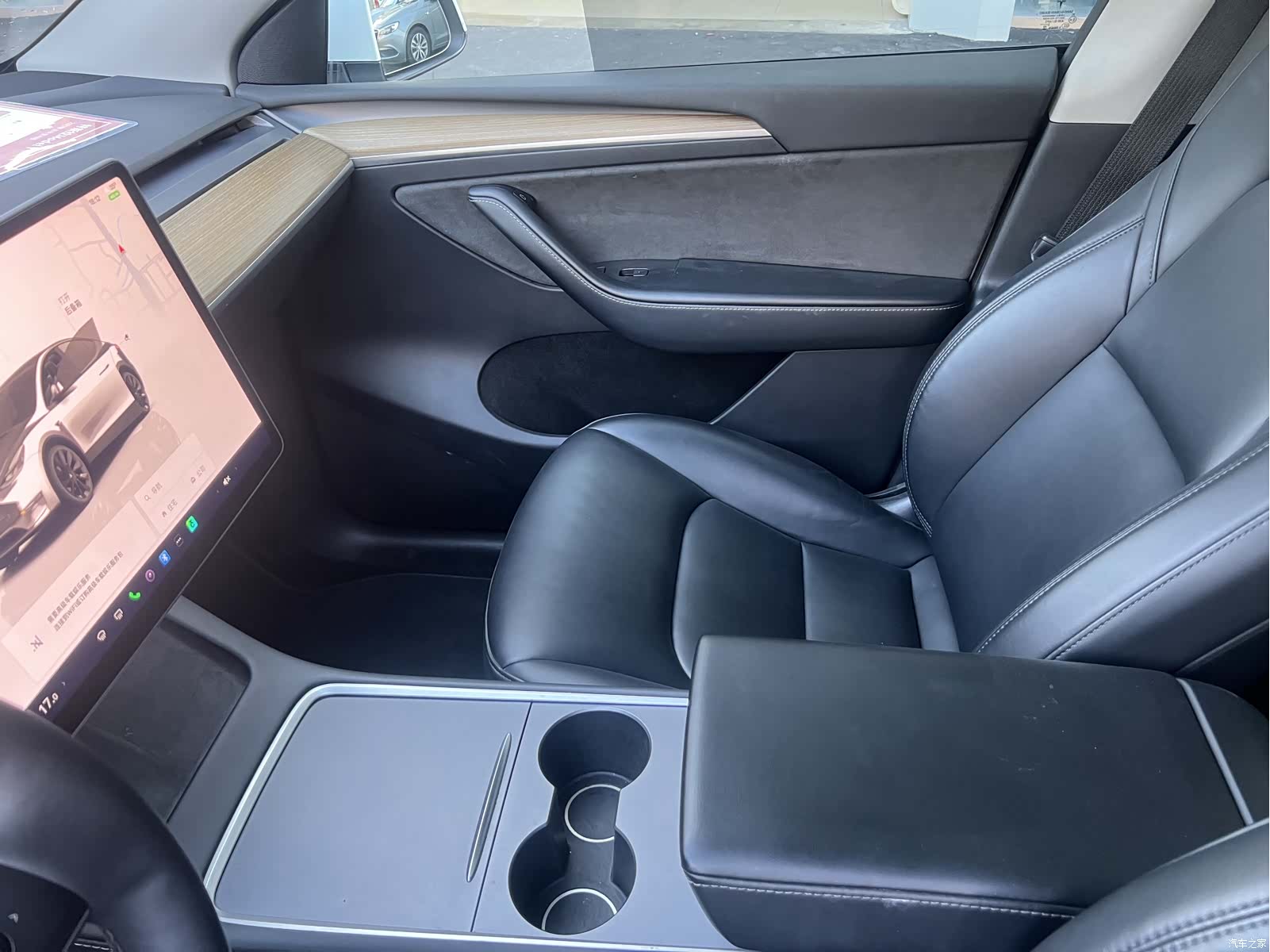Tesla Model Y, 2023 37