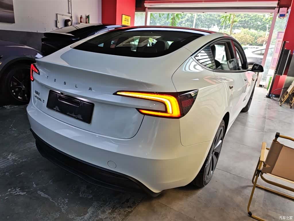 Tesla Model 3, 2025 7