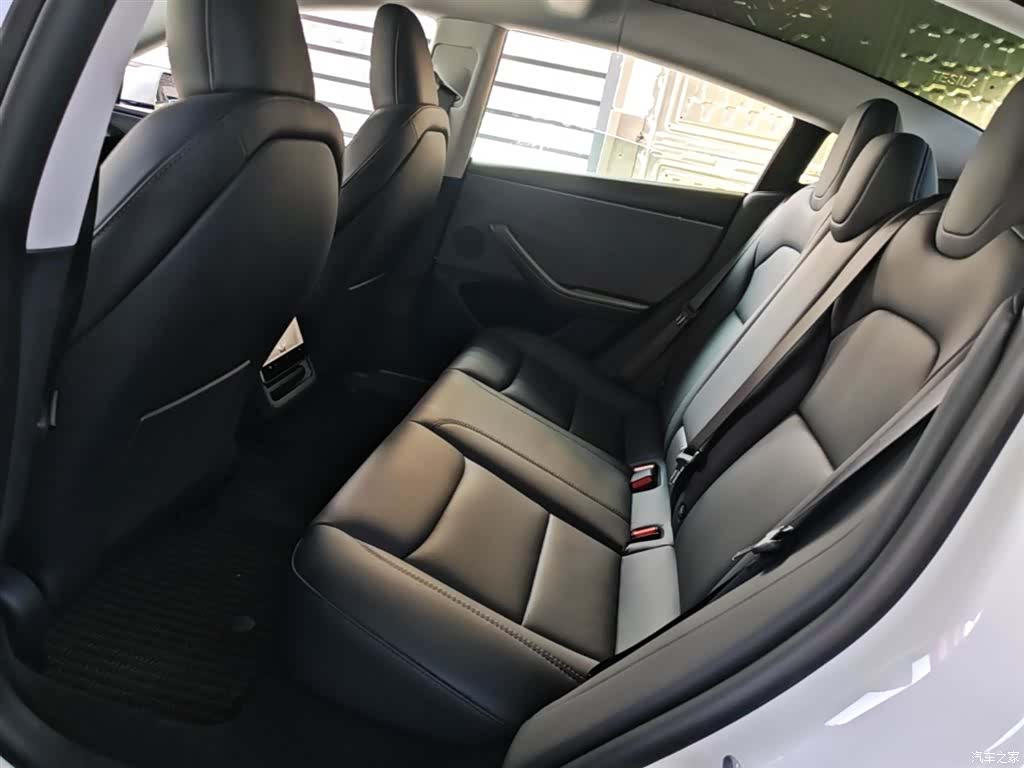 Tesla Model 3, 2025 17