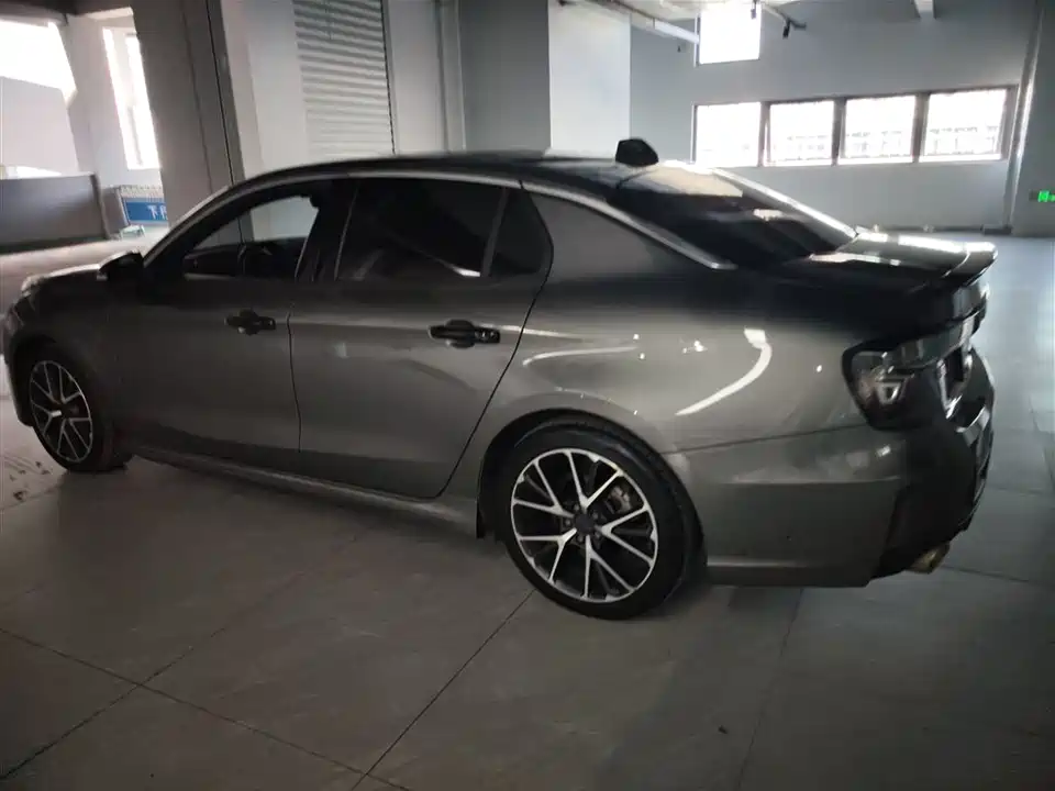 Lynk & Co 03