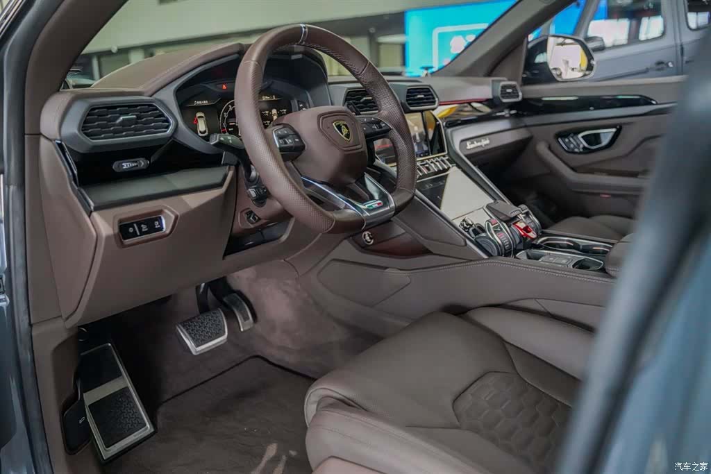 Lamborghini Urus, 2024 9