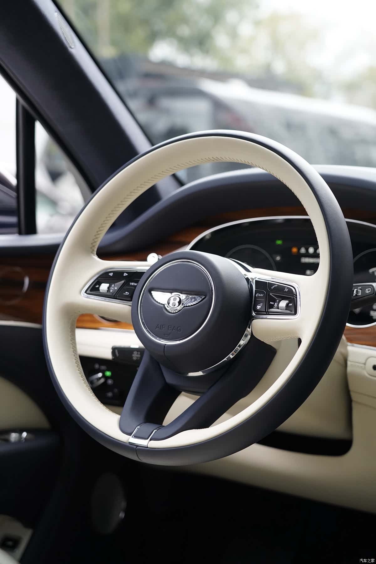 Bentley Bentayga, 2024 22