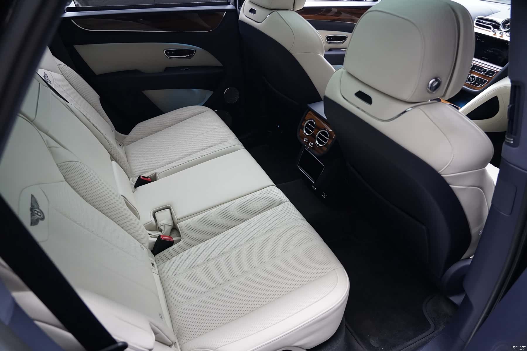Bentley Bentayga, 2024 13