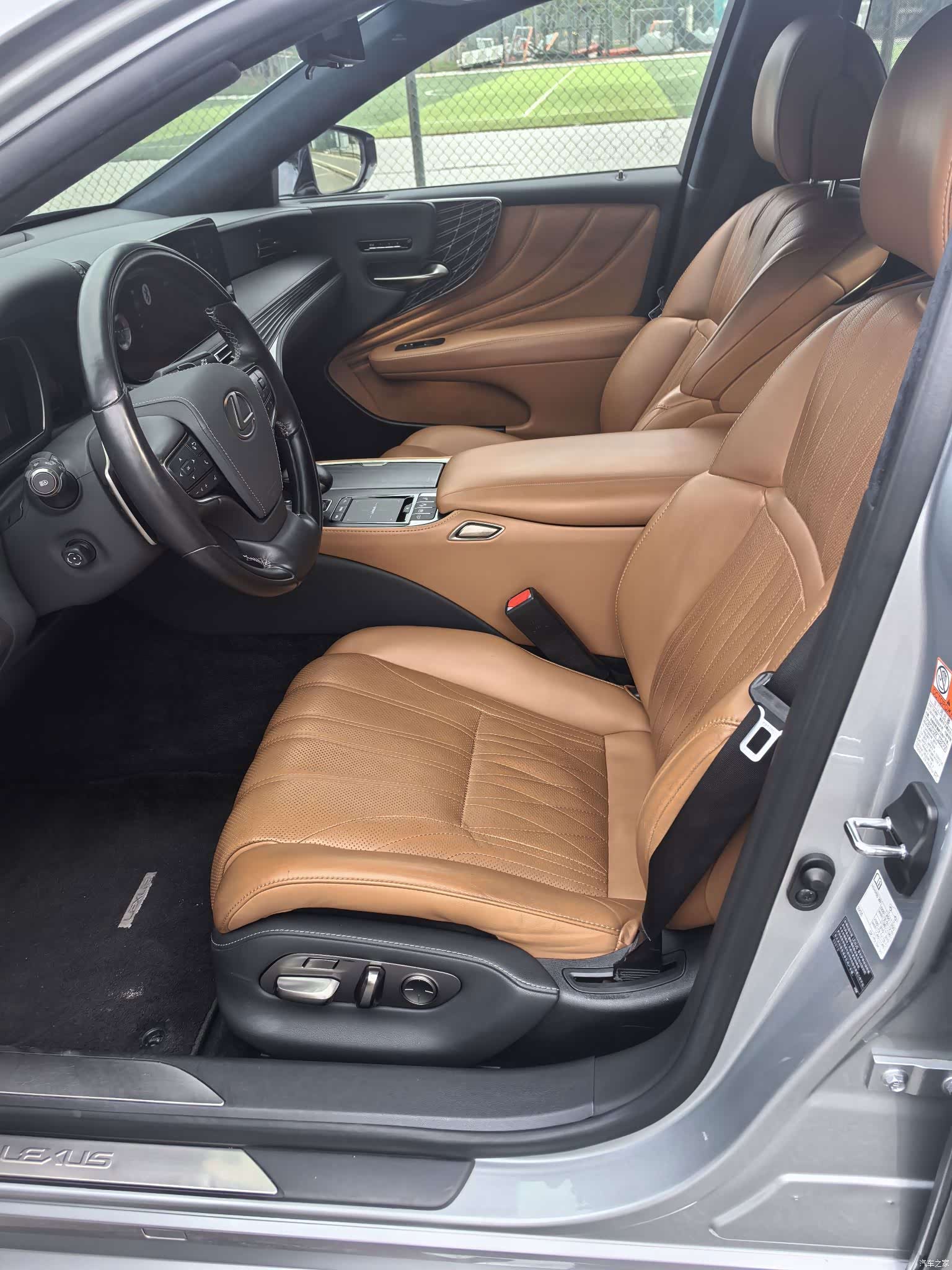 Lexus LS, 2021 9