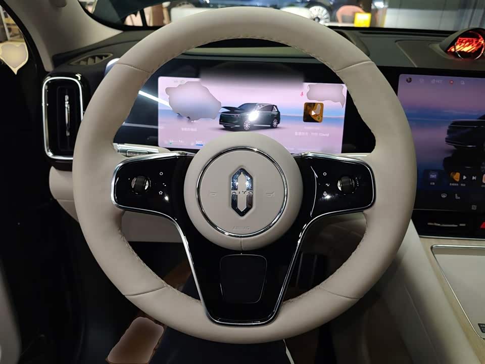 AITO Ask the world M8