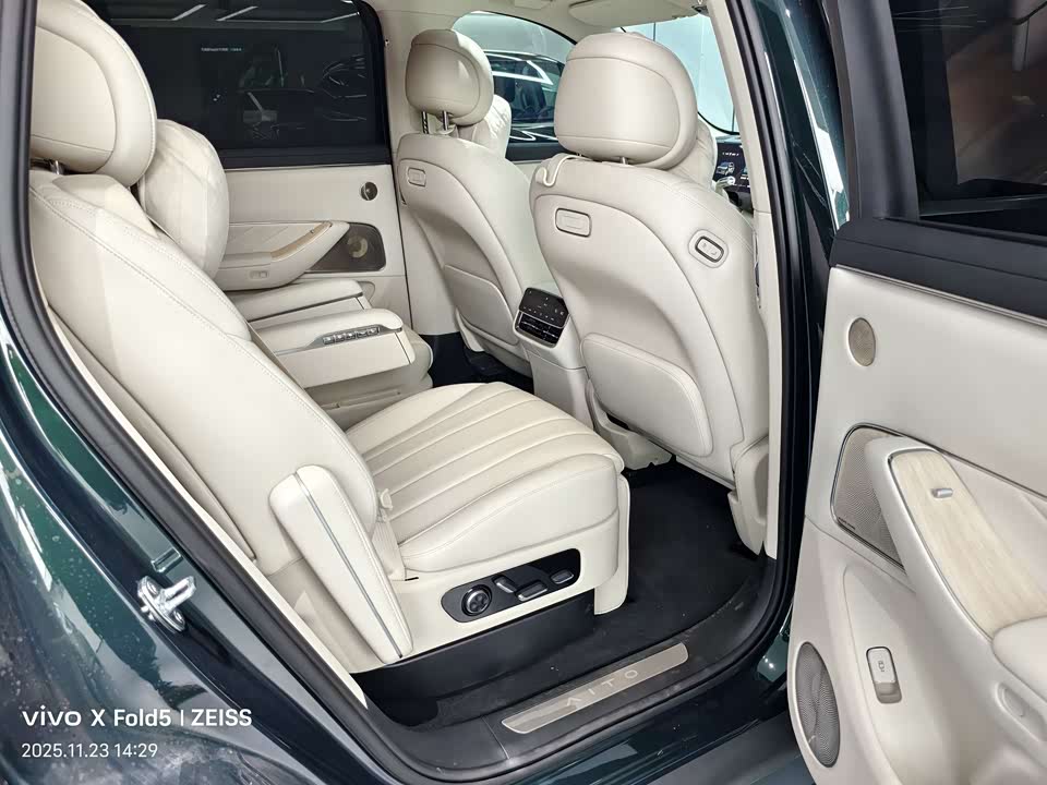 AITO Ask the world M8