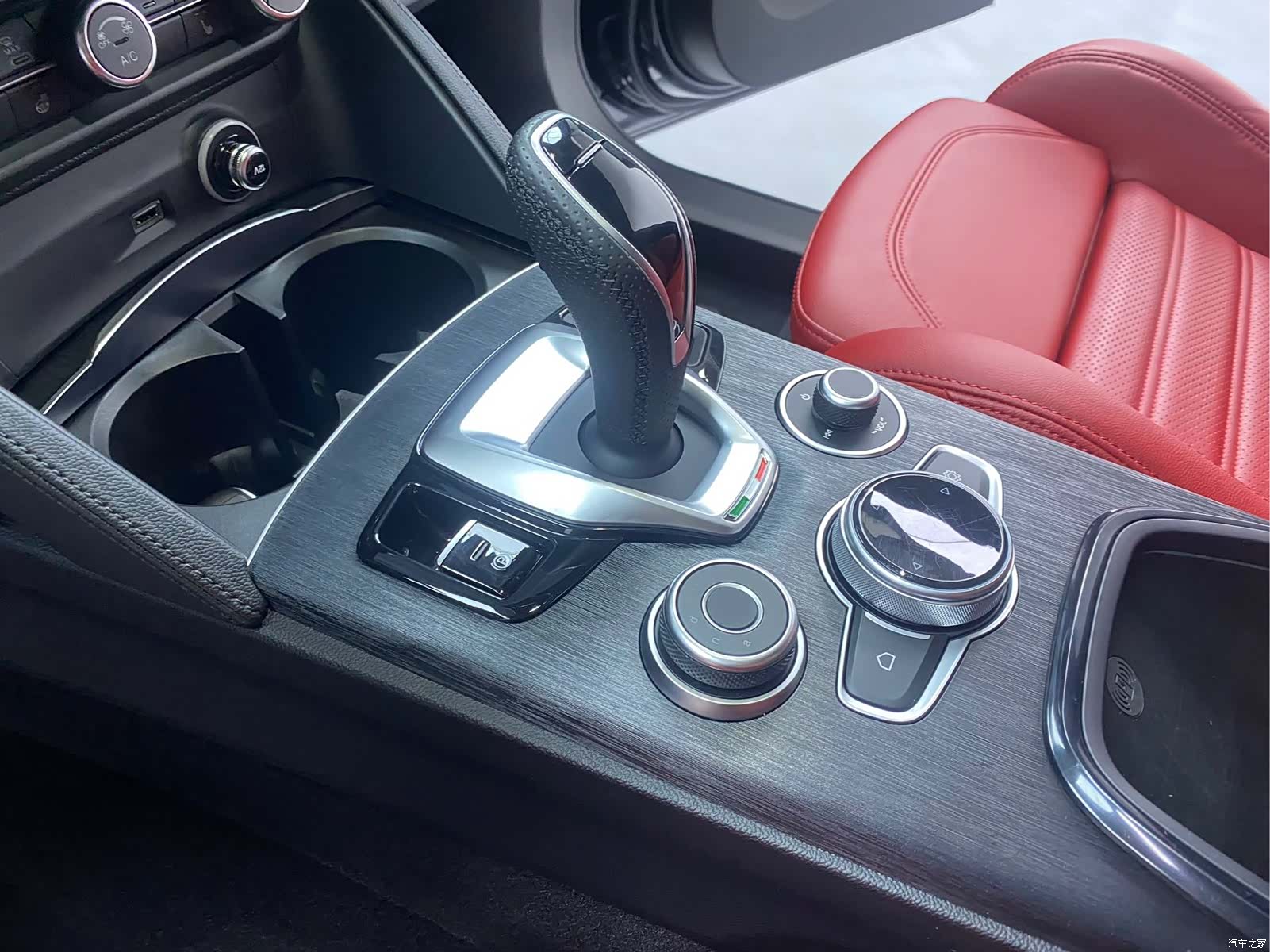 Alfa Romeo Stelvio, 2025 6