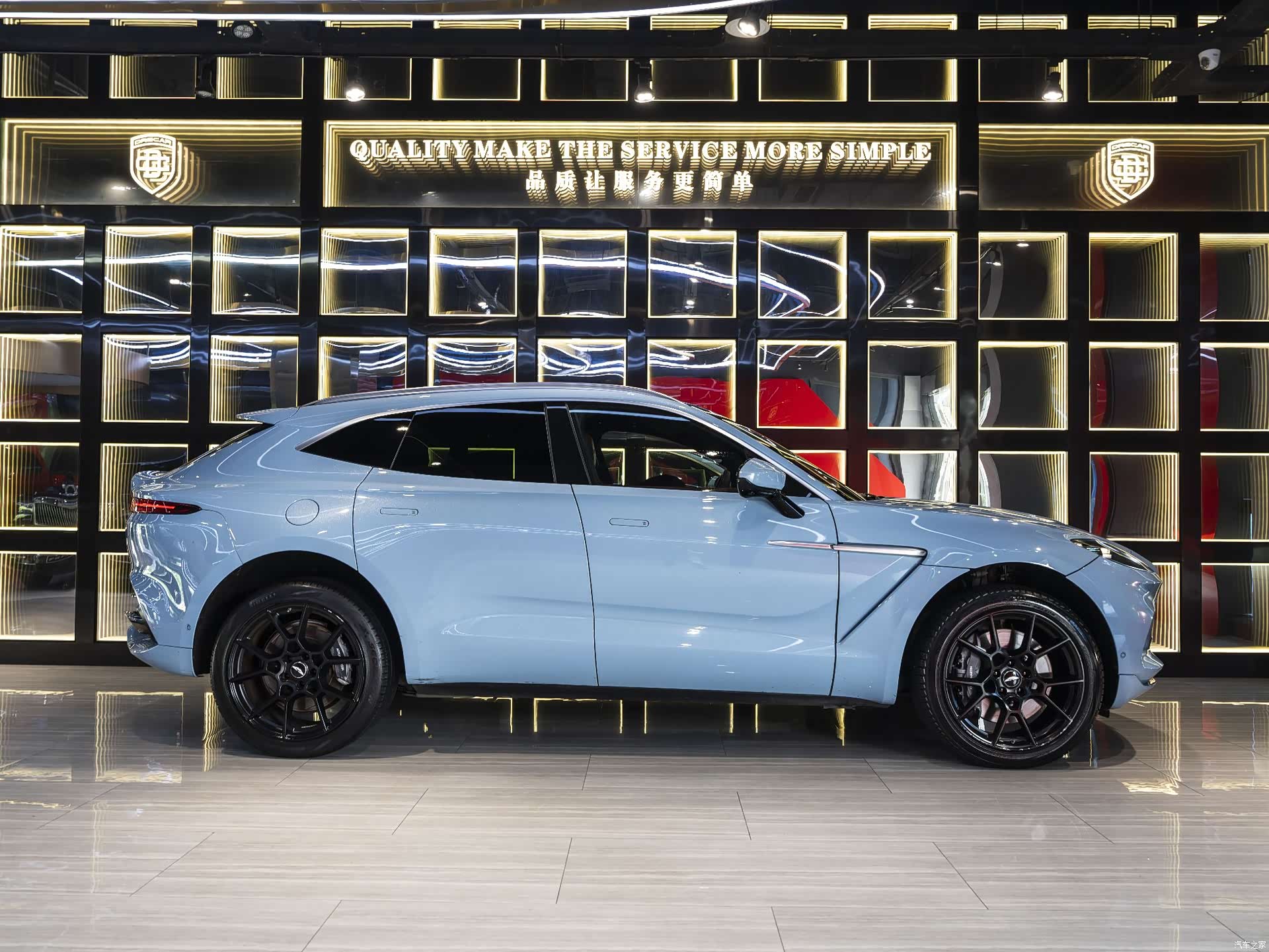 Aston Martin DBX, 2022 7